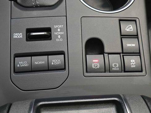 Used 2023 Toyota Highlander XLE AWD/4WD image 16