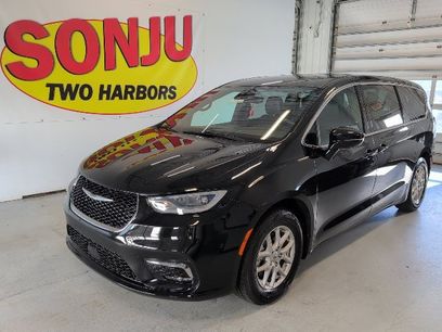 Used 2025 Chrysler Pacifica Select