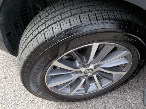 Used 2019 Toyota Highlander XLE AWD/4WD image 13