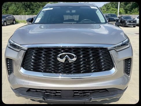 Used 2023 INFINITI QX60 Sensory w/ Vision Package AWD/4WD image 3