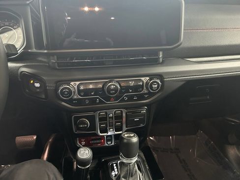 Used 2024 Jeep Wrangler Unlimited Rubicon AWD/4WD image 19