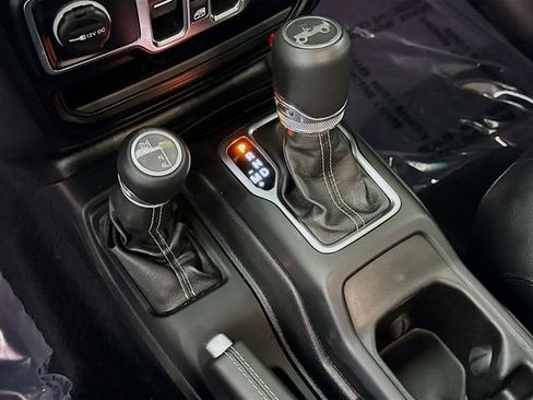 Used 2019 Jeep Wrangler Unlimited Sahara w/ Uconnect 4C Nav & Sound Group AWD/4WD image 17