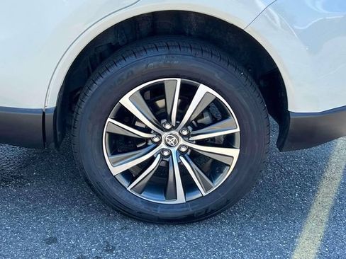 Used 2021 Toyota Venza LE AWD/4WD image 9