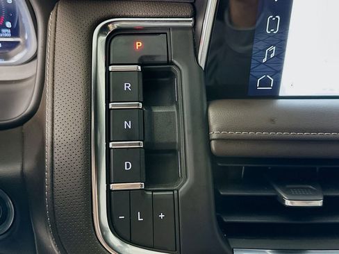 Used 2022 GMC Yukon SLT w/ SLT Premium Package image 16