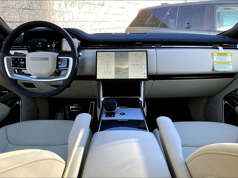 New 2025 Land Rover Range Rover SE image 7
