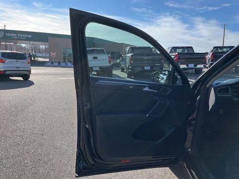 Used 2018 Volkswagen Tiguan SEL Premium image 24