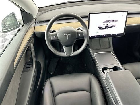 Used 2022 Tesla Model Y Long Range image 10