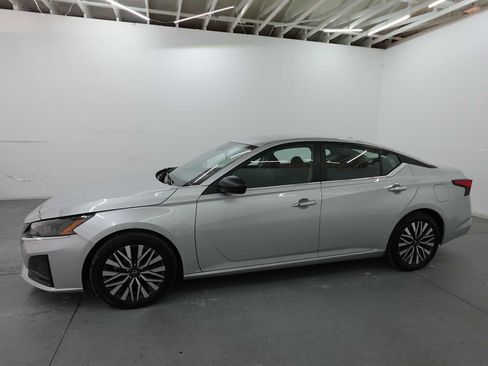 Used 2024 Nissan Altima 2.5 SV image 8