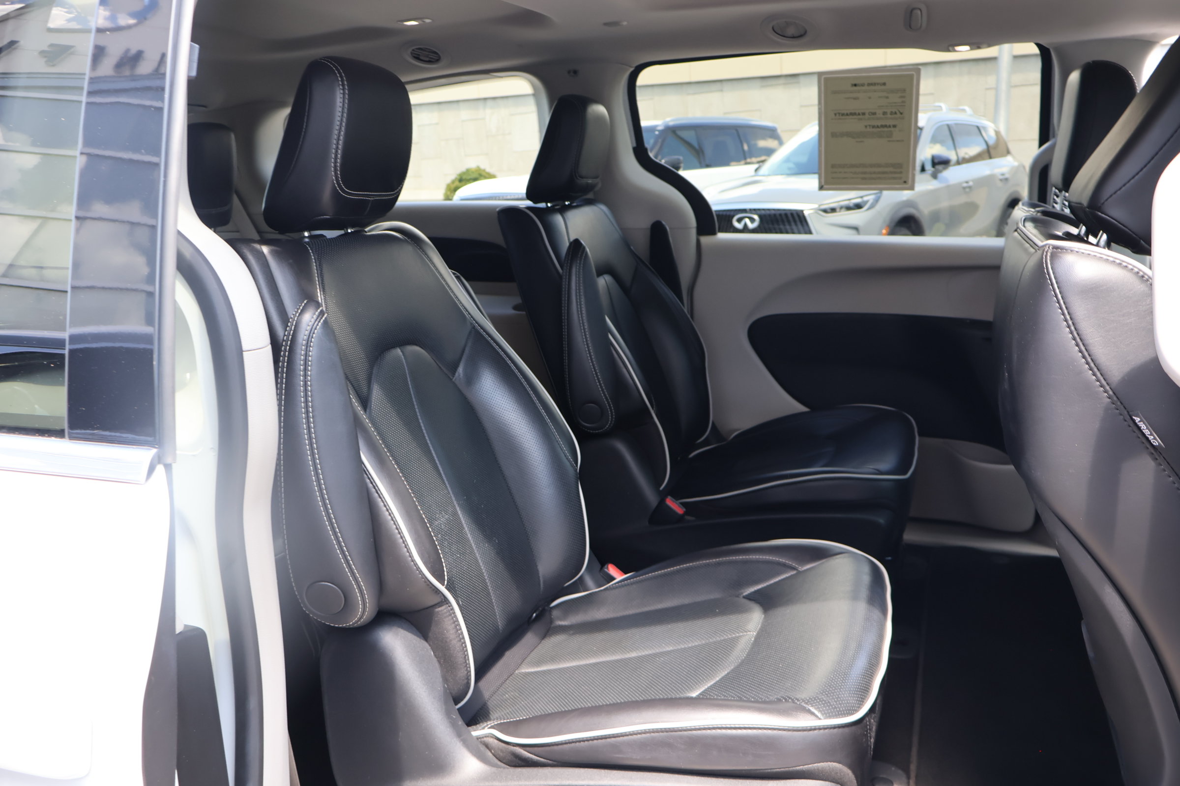 Used 2023 Chrysler Pacifica Limited FWD image 24