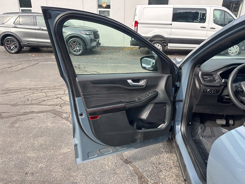Used 2025 Ford Escape ST-Line Select AWD/4WD image 14