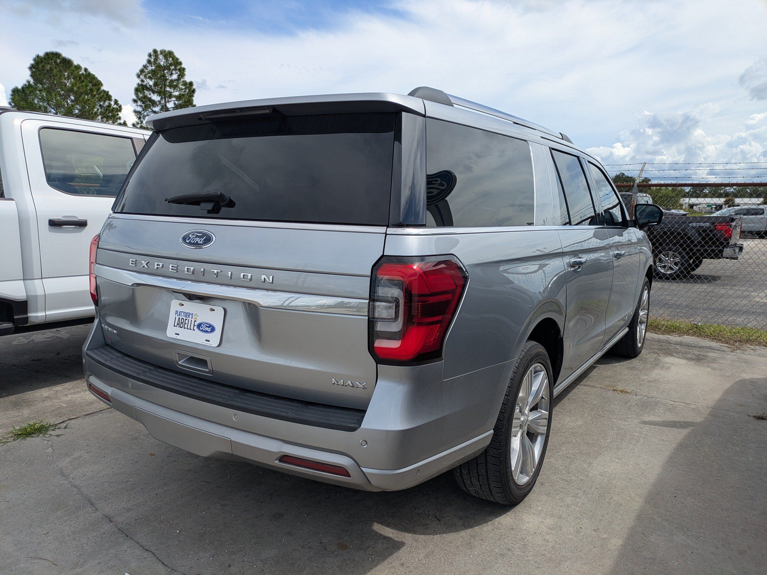 Used 2024 Ford Expedition Max Platinum AWD/4WD image 3