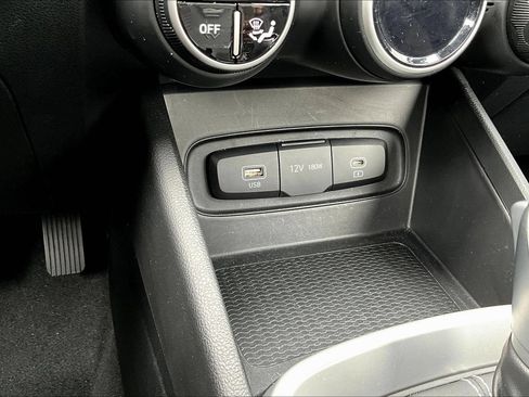 Used 2025 Hyundai Venue SEL FWD image 16