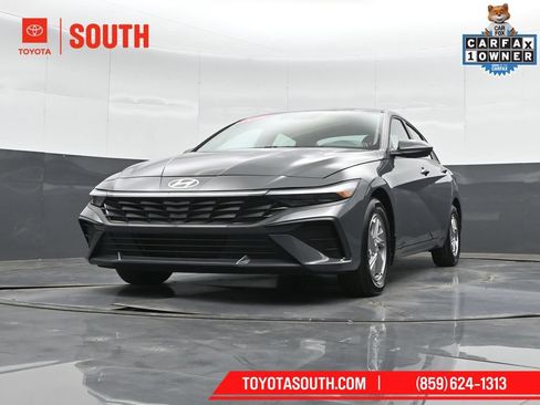 Used 2025 Hyundai Elantra SE FWD image 39