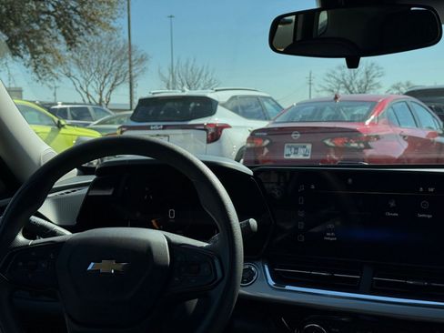 Used 2025 Chevrolet Trax LT image 34