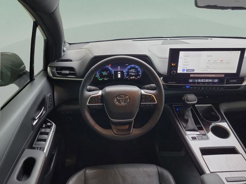 Used 2025 Toyota Sienna Limited image 21