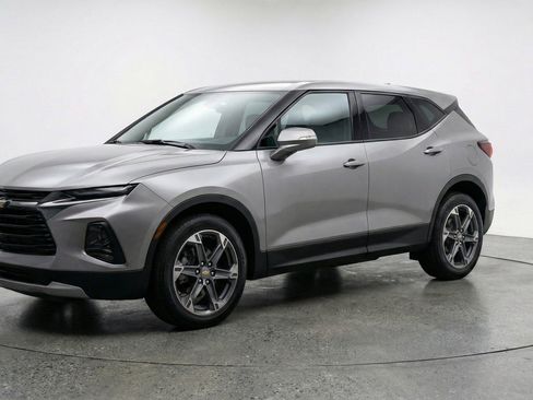 Used 2025 Chevrolet Blazer LT FWD image 3