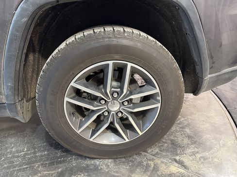 Used 2018 Jeep Grand Cherokee Laredo image 9