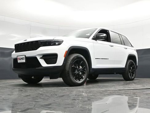 Used 2025 Jeep Grand Cherokee Altitude AWD/4WD image 56