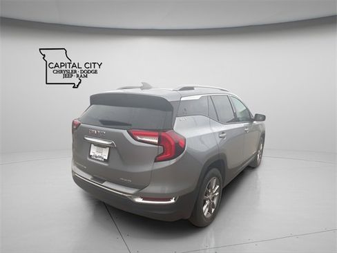 Used 2024 GMC Terrain SLT image 9