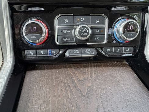 Used 2021 GMC Yukon Denali w/ Denali Ultimate Package AWD/4WD image 27
