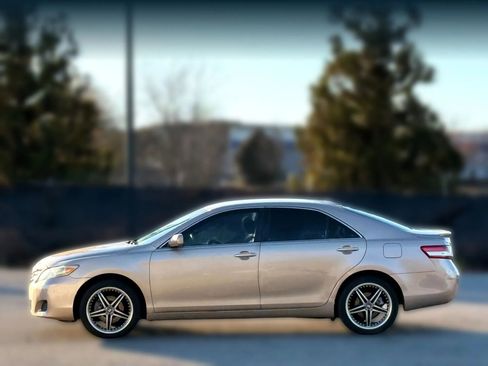 Used 2010 Toyota Camry image 8