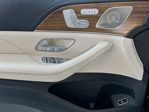 Used 2024 Mercedes-Benz GLS 580 4MATIC image 11