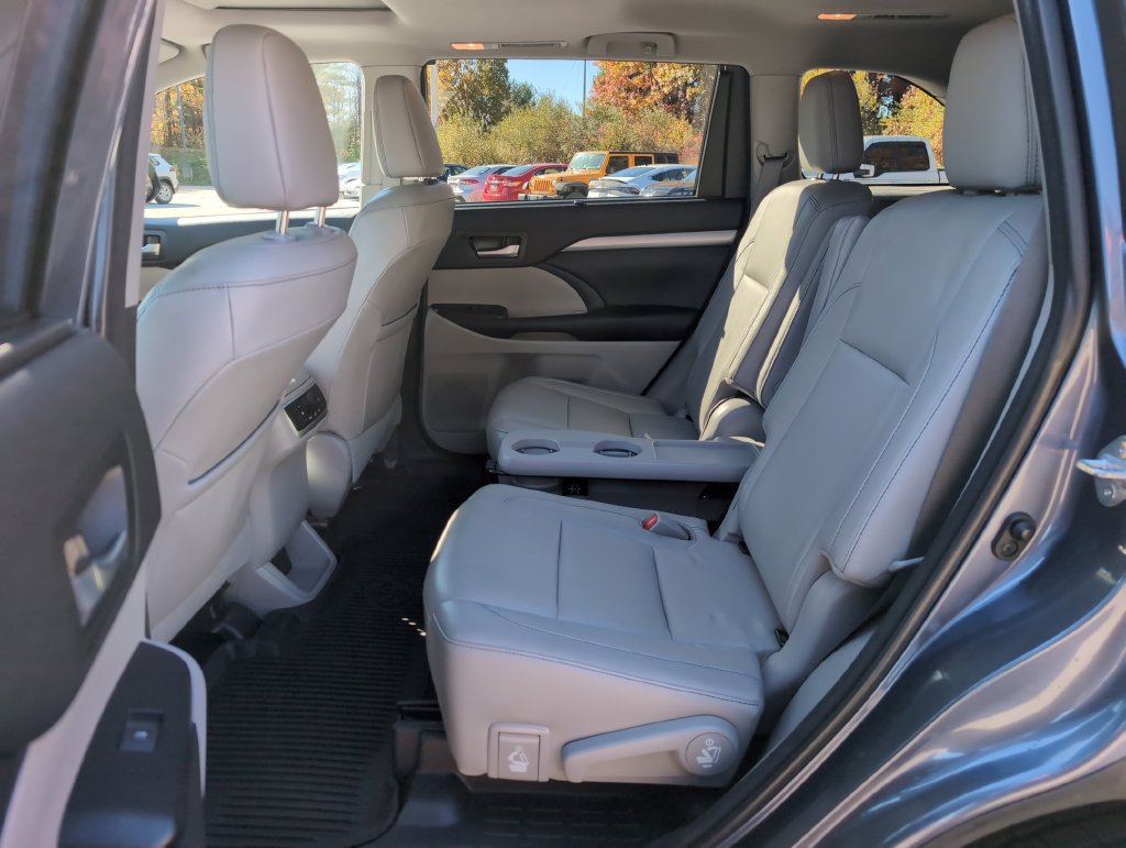 Used 2018 Toyota Highlander XLE AWD/4WD image 25