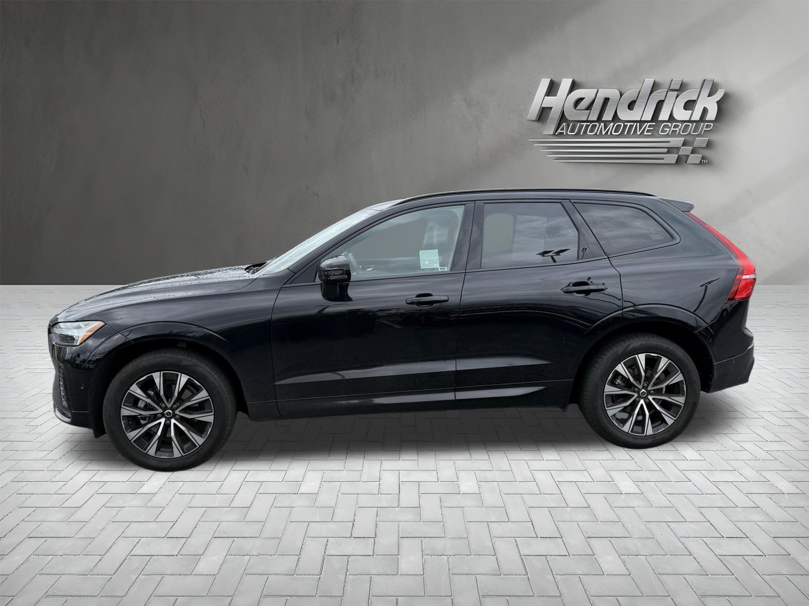 Used 2025 Volvo XC60 B5 Plus AWD/4WD image 8
