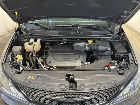 Used 2020 Chrysler Pacifica Touring-L w/ S Appearance Package image 36