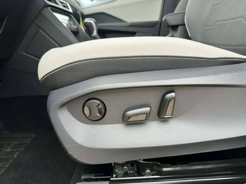 New 2026 Volkswagen Taos SE FWD image 8