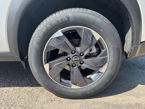 Used 2025 Nissan Rogue SV FWD image 31