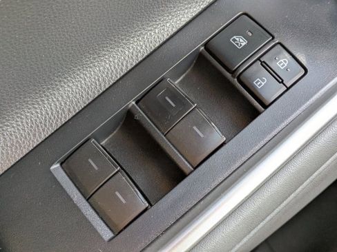 Used 2020 Toyota Highlander XLE image 26