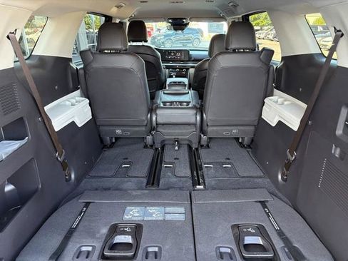 Used 2023 Kia Carnival LX image 36