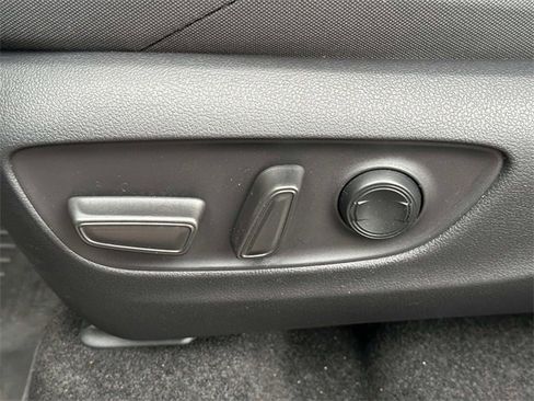 Used 2023 Toyota Venza LE image 19