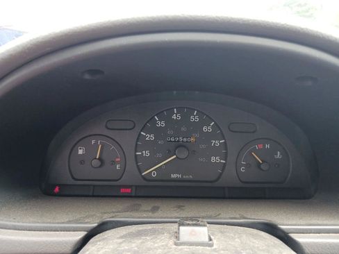 Used 2000 Chevrolet Metro Hatchback FWD image 5
