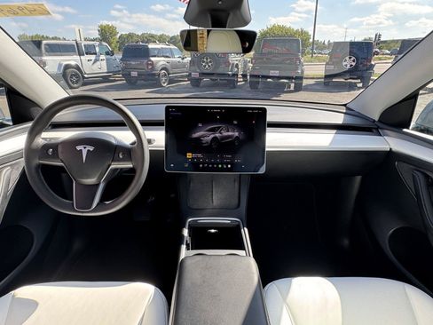 Used 2025 Tesla Model Y Long Range AWD/4WD image 24