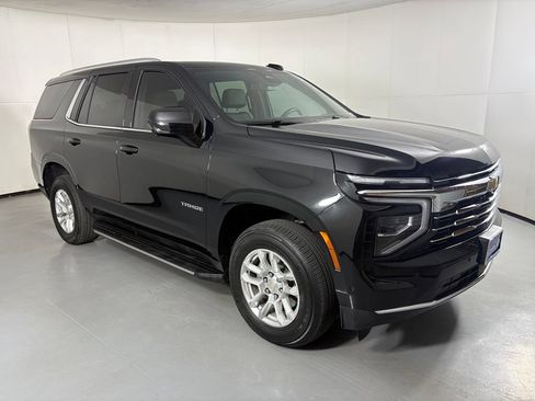 Used 2025 Chevrolet Tahoe LT AWD/4WD image 2