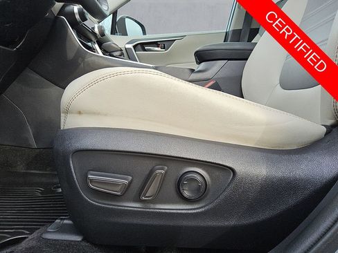 Used 2021 Toyota RAV4 XLE Premium image 16