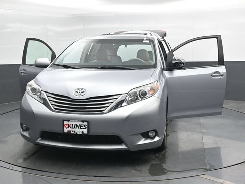 Used 2014 Toyota Sienna XLE FWD image 39