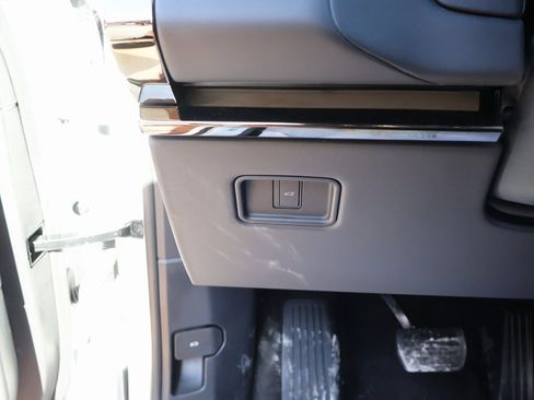 Used 2025 Land Rover Range Rover Sport SE image 34