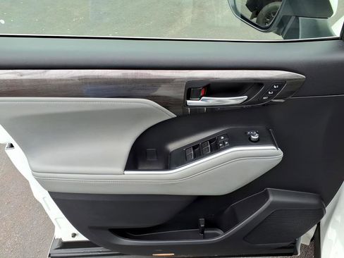 Used 2024 Toyota Highlander LE image 17