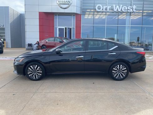 Used 2024 Nissan Altima 2.5 SV image 2