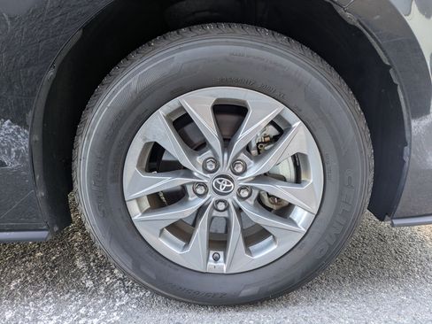 Used 2024 Toyota Sienna LE image 28