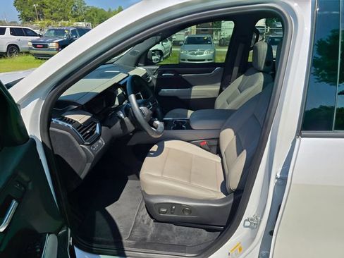 Used 2025 GMC Acadia Elevation w/ Elevation Premium Package FWD image 13