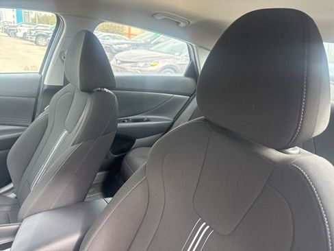 Used 2022 Hyundai Elantra Blue image 9