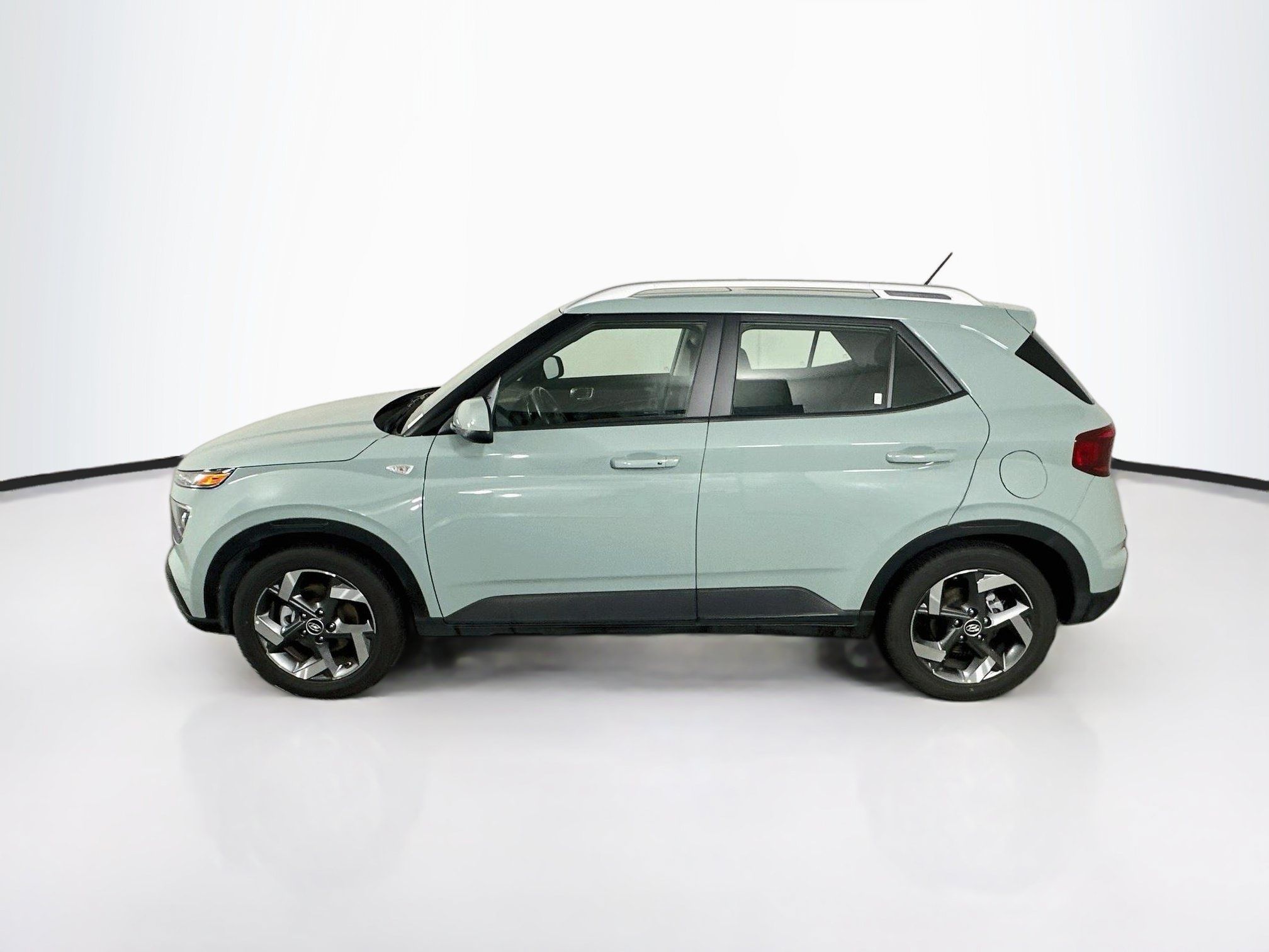 Used 2025 Hyundai Venue SEL FWD image 4