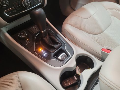 Used 2019 Jeep Cherokee Limited w/ Luxury Group image 26