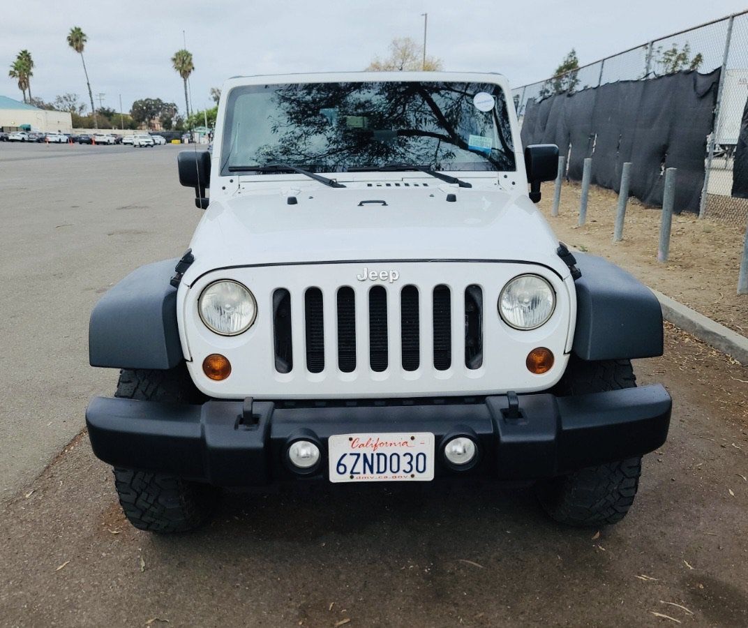 Used 2013 Jeep Wrangler Unlimited Rubicon w/ Connectivity Group AWD/4WD image 9