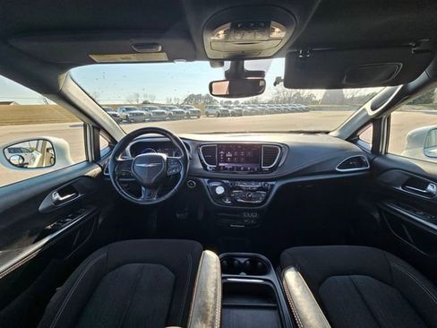 Used 2022 Chrysler Pacifica Touring image 12