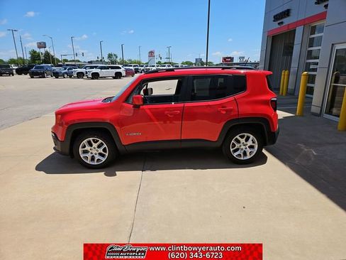 Used 2016 Jeep Renegade Latitude FWD image 2